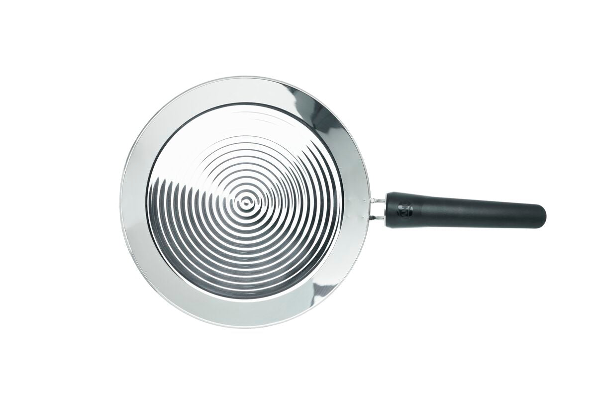 The oPan from above: polished O-pattern surface and long removable handle